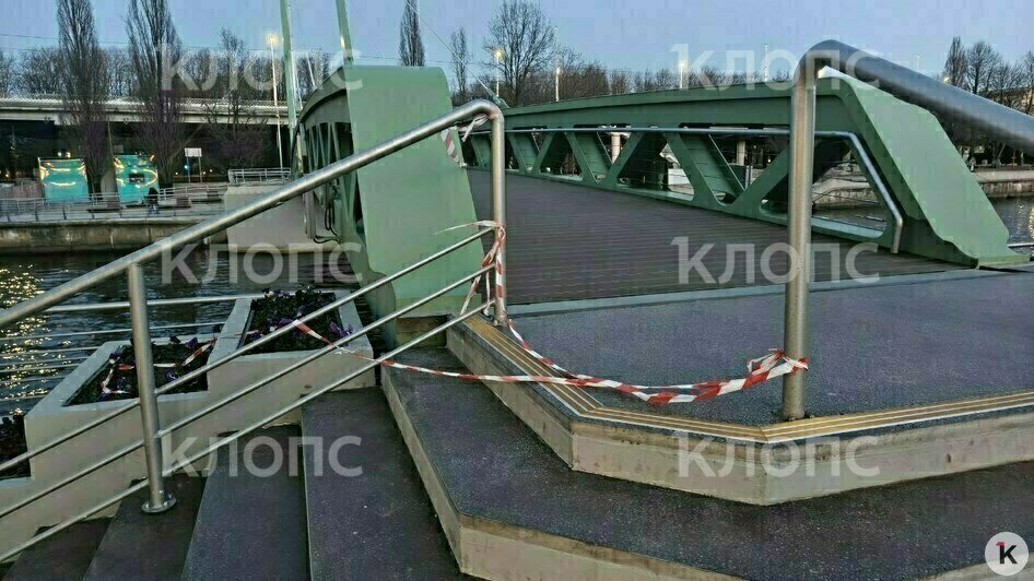 В Калининграде спустя неделю после открытия Философского моста часть покрытия сняли и перекрыли проход (фото) - Новости Калининграда | Фото: очевидец