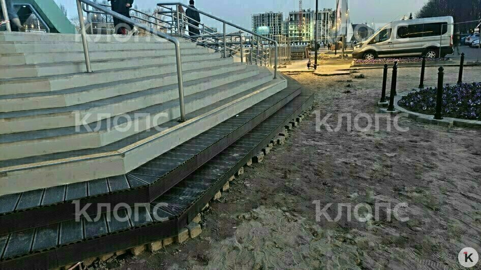 В Калининграде спустя неделю после открытия Философского моста часть покрытия сняли и перекрыли проход (фото) - Новости Калининграда | Фото: очевидец