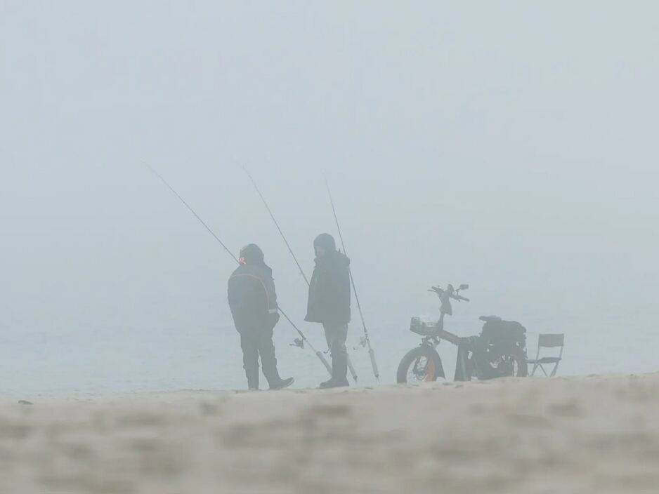 Рыбаки, туман, берег Балтийского моря