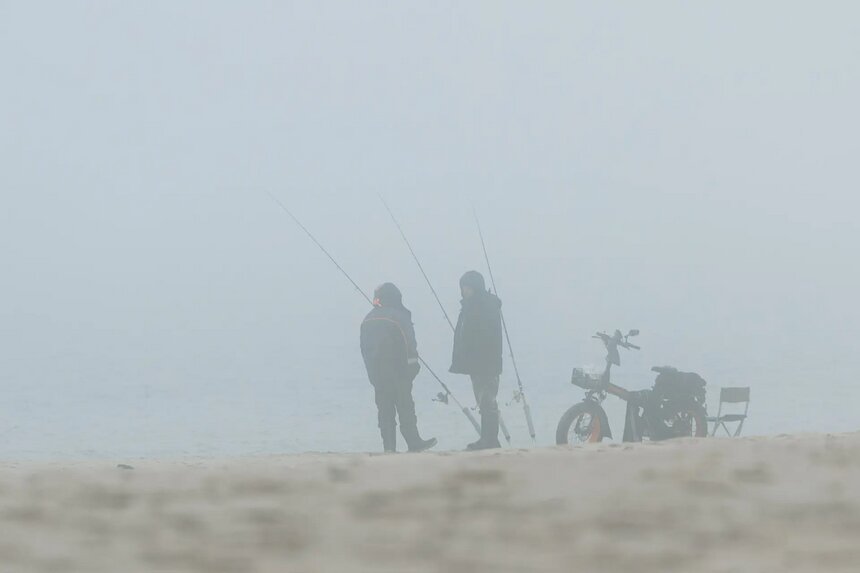 Рыбаки, туман, берег Балтийского моря | Фото: Александр Мелехов