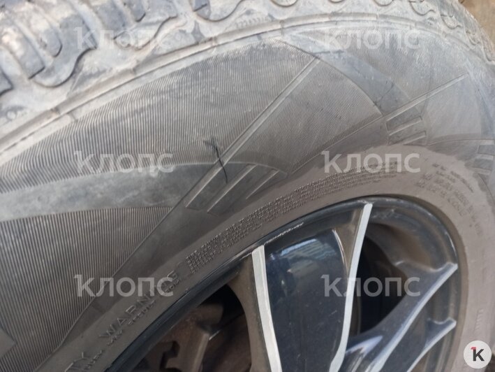 В машине порезаны колёса, стёкла в крови, кузов поцарапан  | Фото: предоставил Евгений 