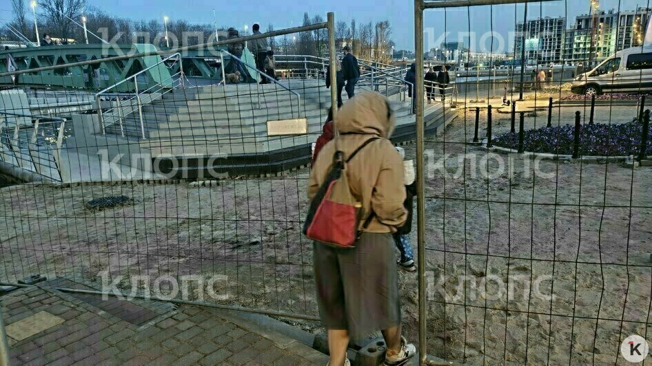 В Калининграде спустя неделю после открытия Философского моста часть покрытия сняли и перекрыли проход (фото) - Новости Калининграда | Фото: очевидец