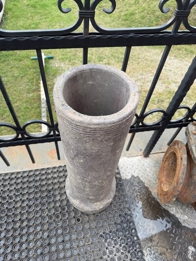 На Орудийной женщина гуляла с собакой и случайно нашла в разрытой земле музейный экспонат - Новости Калининграда | Фото: Музей Водоканала Калининградской области