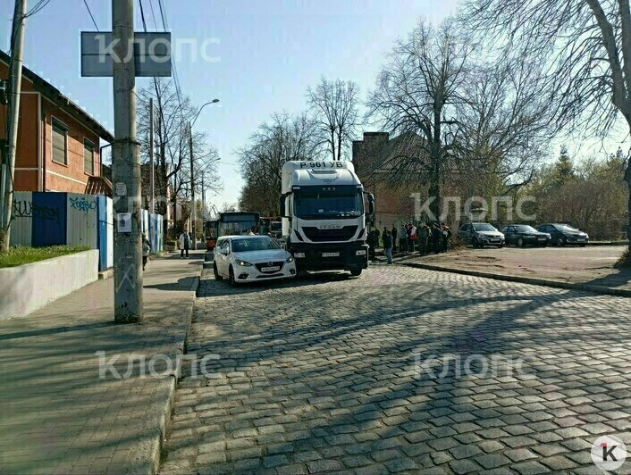 В Калининграде Вагоностроительную парализовала авария с участием фуры и легковушки (фото) - Новости Калининграда | Фото: очевидец