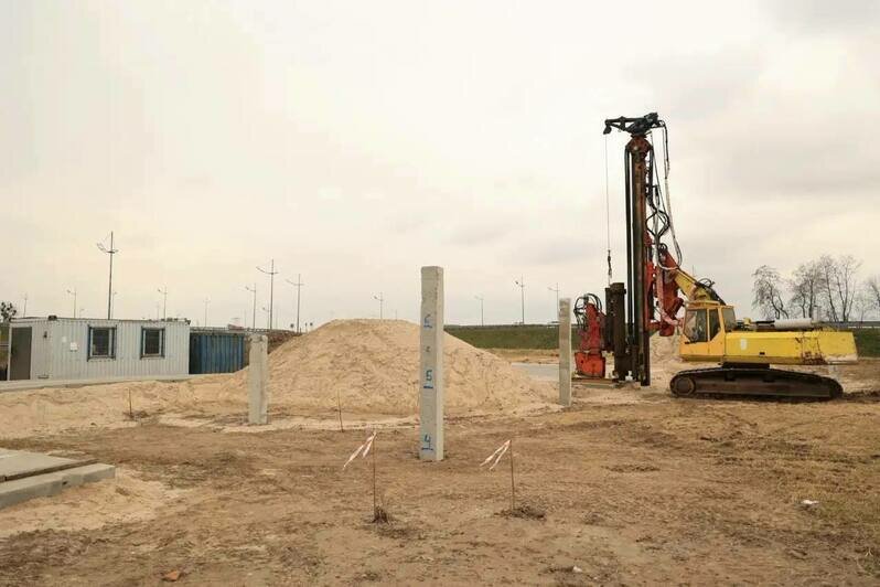 На Невского начали ставить въездной знак, о котором власти Калининграда грезили с 2021 года - Новости Калининграда | Фото: канал сити-менеджера Калининграда Елены Дятловой / Телеграм