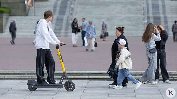 Почему в Калининграде опасно ездить на самокате: полный разбор ловушек для пользователей СИМ - Новости Калининграда | Фото: Александр Подгорчук / Архив «Клопс»
