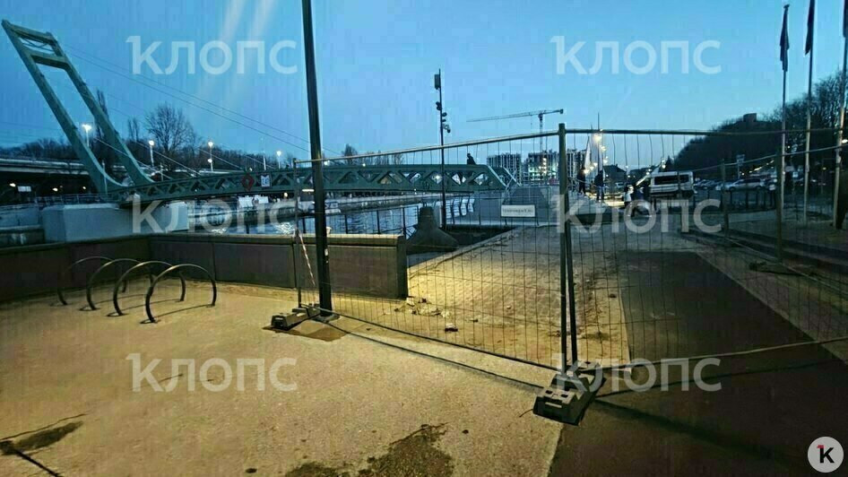В Калининграде спустя неделю после открытия Философского моста часть покрытия сняли и перекрыли проход (фото) - Новости Калининграда | Фото: очевидец