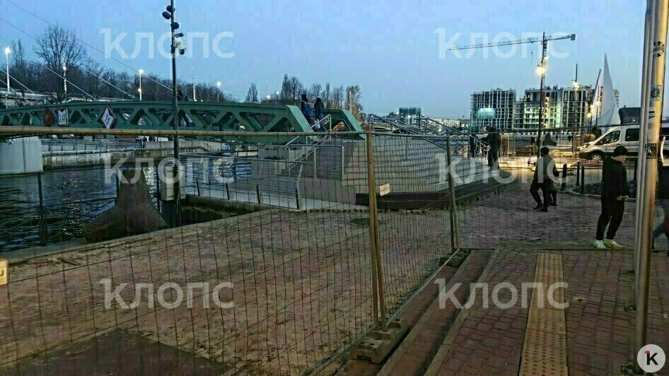 В Калининграде спустя неделю после открытия Философского моста часть покрытия сняли и перекрыли проход (фото) - Новости Калининграда | Фото: очевидец