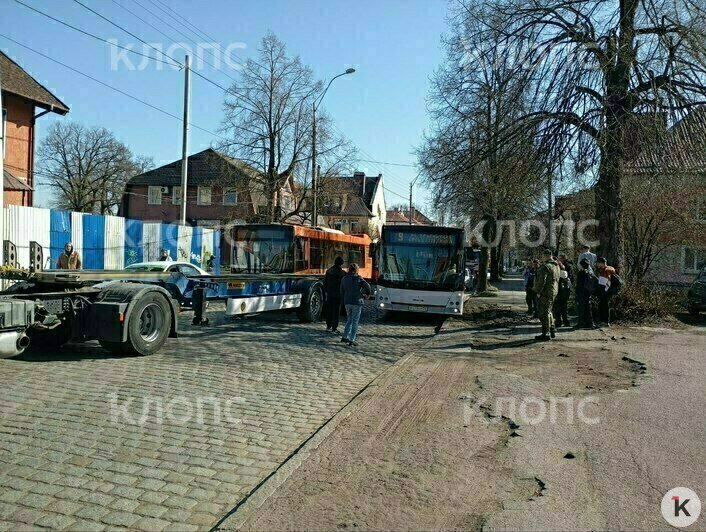 В Калининграде Вагоностроительную парализовала авария с участием фуры и легковушки (фото) - Новости Калининграда | Фото: очевидец