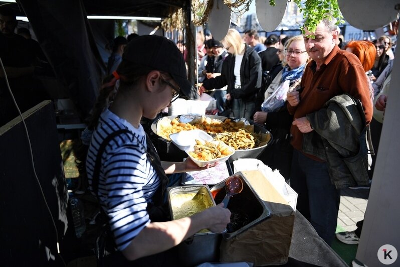 На «Дне селёдки» в Калининграде собрались 60 тысяч любителей рыбы, солнца, музыки и морских баек (фоторепортаж) - Новости Калининграда | Фото: Александр Подгорчук / «Клопс»