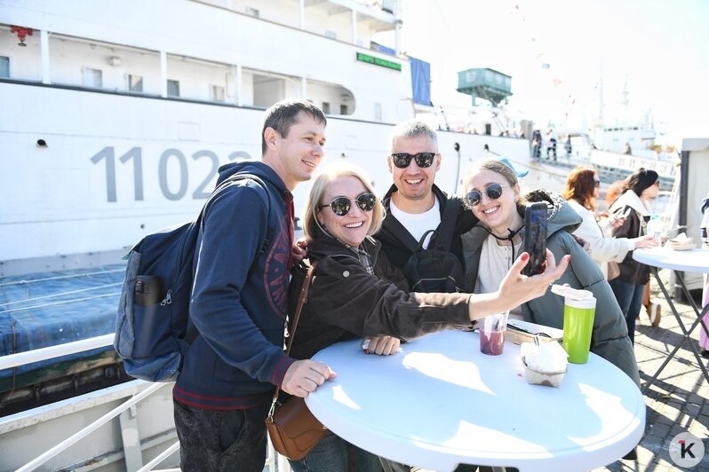 На «Дне селёдки» в Калининграде собрались 60 тысяч любителей рыбы, солнца, музыки и морских баек (фоторепортаж) - Новости Калининграда | Фото: Александр Подгорчук / «Клопс»