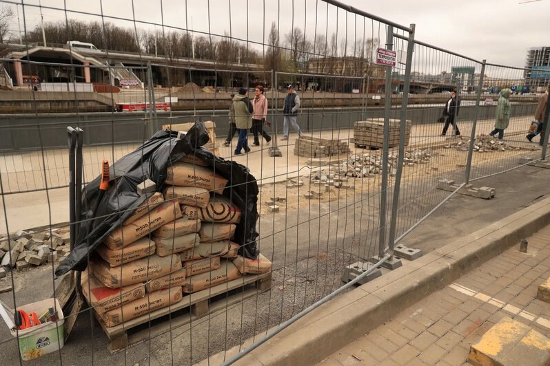 Между новым мостом, названным Философским, и Музеем Мирового океана пространство скоро преобразится | Фото автора