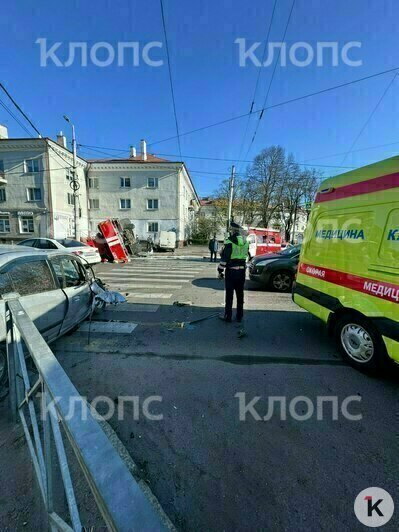 На проспекте Мира столкнулись легковушка, микроавтобус и пожарная машина, последняя перевернулась и перегородила дорогу (фото, видео) - Новости Калининграда | Фото: очевидец