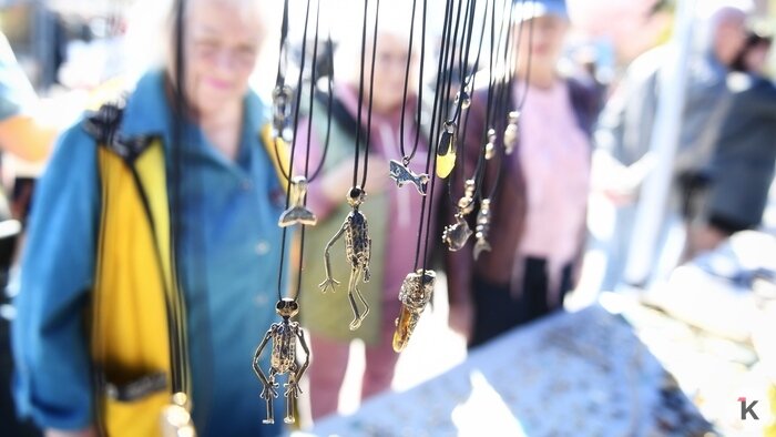 На «Дне селёдки» в Калининграде собрались 60 тысяч любителей рыбы, солнца, музыки и морских баек (фоторепортаж) - Новости Калининграда | Фото: Александр Подгорчук / «Клопс»