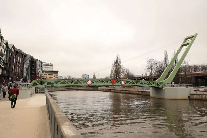 Между новым мостом, названным Философским, и Музеем Мирового океана пространство скоро преобразится | Фото автора