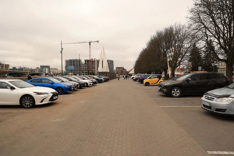 Между новым мостом, названным Философским, и Музеем Мирового океана пространство скоро преобразится | Фото автора