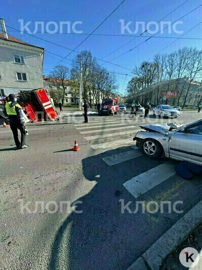 На проспекте Мира столкнулись легковушка, микроавтобус и пожарная машина, последняя перевернулась и перегородила дорогу (фото, видео) - Новости Калининграда | Фото: очевидец