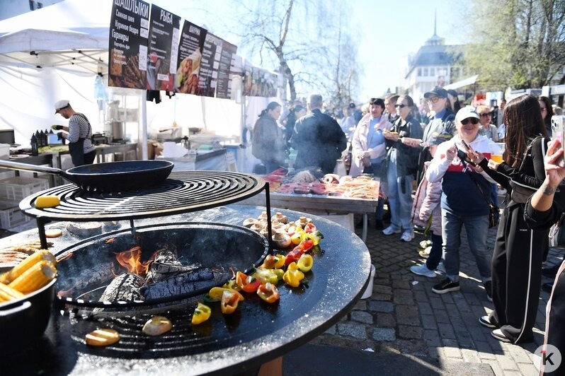 На «Дне селёдки» в Калининграде собрались 60 тысяч любителей рыбы, солнца, музыки и морских баек (фоторепортаж) - Новости Калининграда | Фото: Александр Подгорчук / «Клопс»