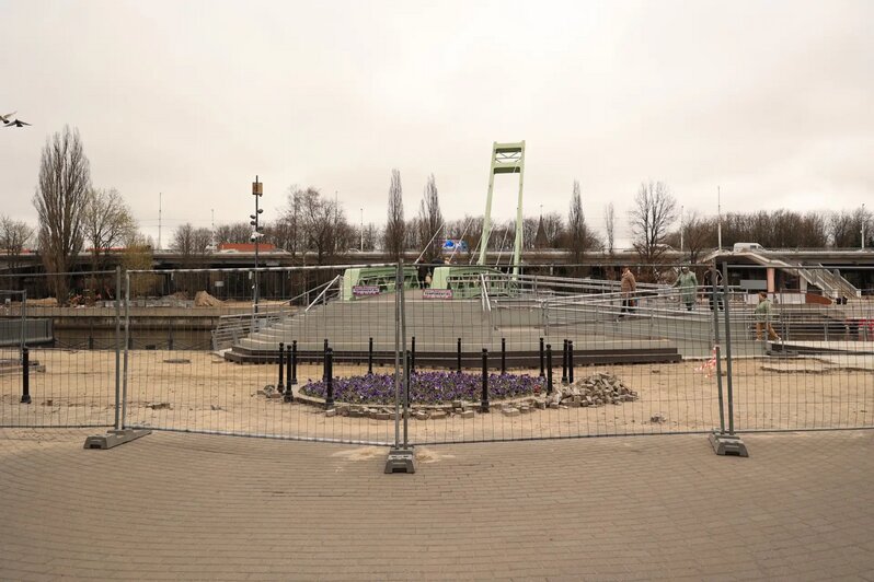 Между новым мостом, названным Философским, и Музеем Мирового океана пространство скоро преобразится | Фото автора