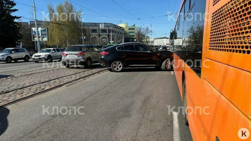 В Калининграде блондинка на BMW решила развернуться на Ленинском проспекте и столкнулась с автобусом - Новости Калининграда | Фото: очевидец