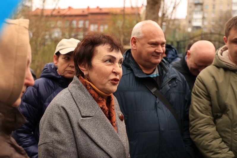 Жители двора на Трибуца рассказали о своих проблемах и пообещали беречь новый двор | Фото автора