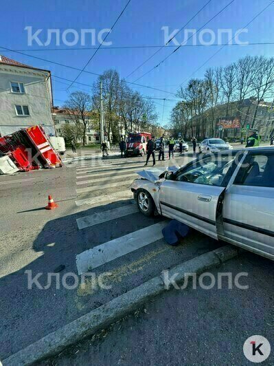 На проспекте Мира столкнулись легковушка, микроавтобус и пожарная машина, последняя перевернулась и перегородила дорогу (фото, видео) - Новости Калининграда | Фото: очевидец