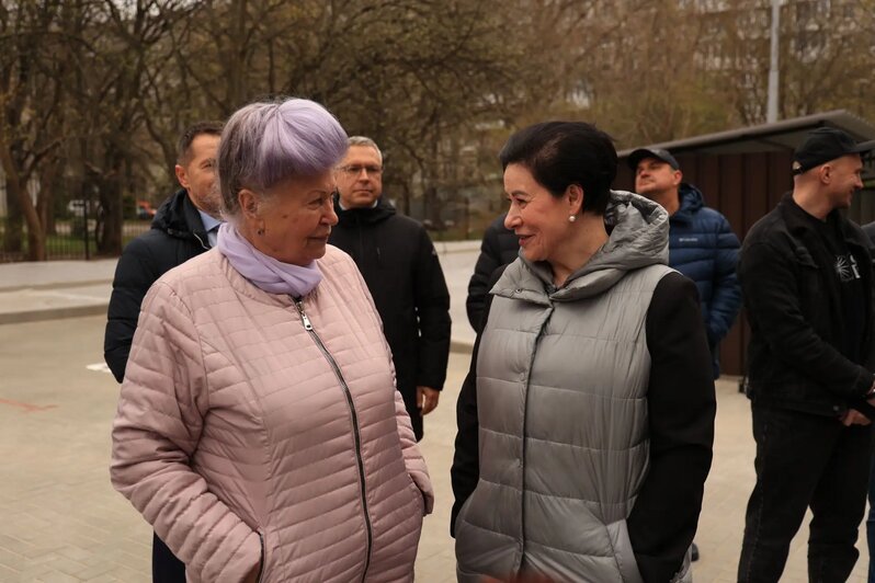 Жители двора на Трибуца рассказали о своих проблемах и пообещали беречь новый двор | Фото автора