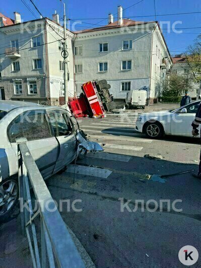 На проспекте Мира столкнулись легковушка, микроавтобус и пожарная машина, последняя перевернулась и перегородила дорогу (фото, видео) - Новости Калининграда | Фото: очевидец