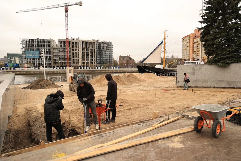 Между новым мостом, названным Философским, и Музеем Мирового океана пространство скоро преобразится | Фото автора