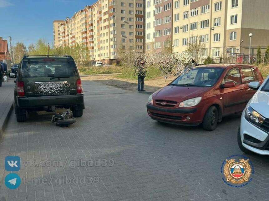 На Аксакова мужчина на моноколесе врезался в легковушку, его увезли в больницу - Новости Калининграда | Фото: канал Госавтоинспекции Калининградской области / Телеграм