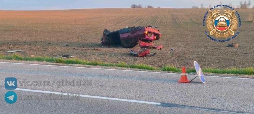 Под Гвардейском красная легковушка вылетела с трассы и перевернулась вверх тормашками в поле - Новости Калининграда | Фото: канал Госавтоинспекции Калининградской области / Телеграм