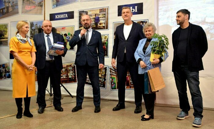 Дирекция Балтийской АЭС подарила городской библиотеке Советска книги о науке - Новости Калининграда