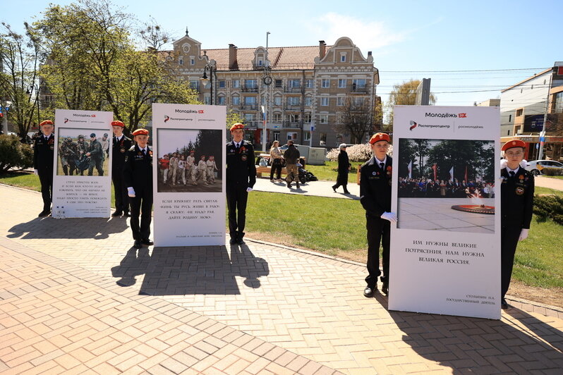 Волонтёры вместе со школьниками развернули и торжественно пронесли 80-метровую Георгиевскую ленту | Фото: администрация Калининграда