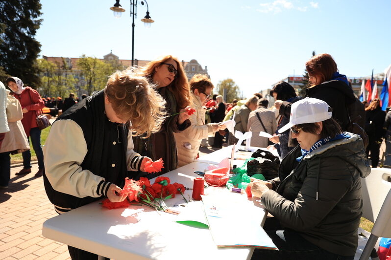 Волонтёры вместе со школьниками развернули и торжественно пронесли 80-метровую Георгиевскую ленту | Фото: администрация Калининграда