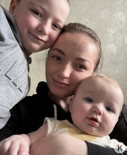 Татьяна и Андрюша с Димой пока живут у бабушки | Фото: Татьяна