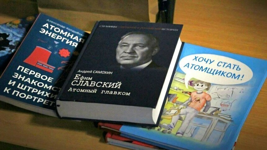 Дирекция Балтийской АЭС подарила городской библиотеке Советска книги о науке - Новости Калининграда