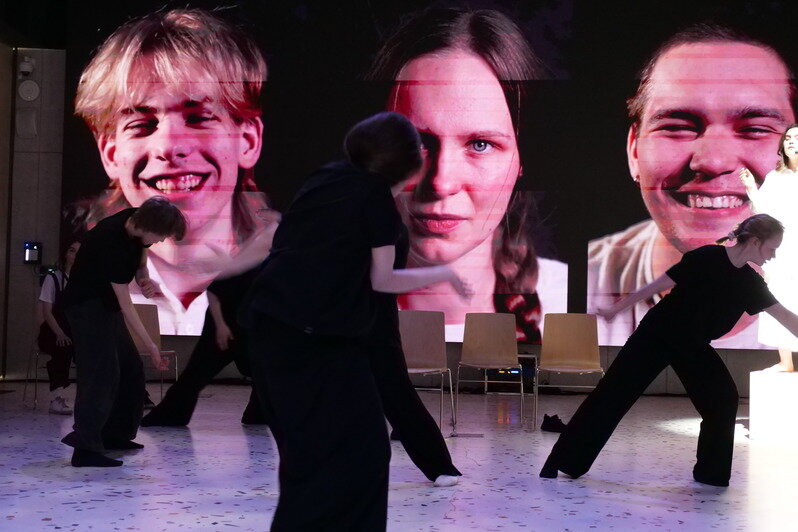 В Калининграде зрители спектакля на один вечер стали киноактёрами, критиками, акробатами и путешественниками во времени - Новости Калининграда | Фото: пресс-служба филиала Российского государственного института сценических искусств в Калининграде