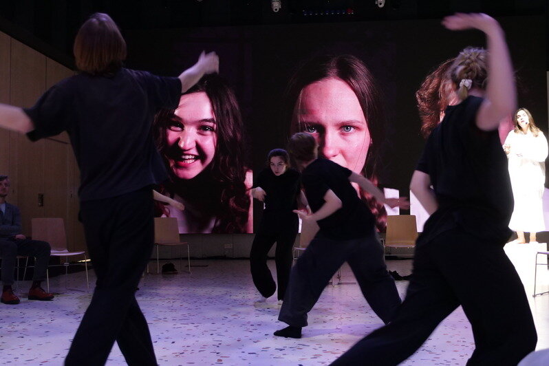 В Калининграде зрители спектакля на один вечер стали киноактёрами, критиками, акробатами и путешественниками во времени - Новости Калининграда | Фото: пресс-служба филиала Российского государственного института сценических искусств в Калининграде