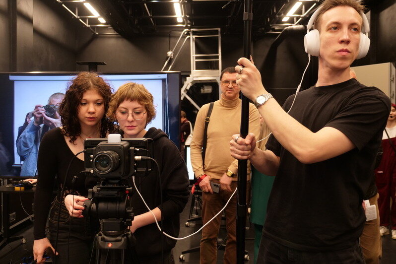 В Калининграде зрители спектакля на один вечер стали киноактёрами, критиками, акробатами и путешественниками во времени - Новости Калининграда | Фото: пресс-служба филиала Российского государственного института сценических искусств в Калининграде