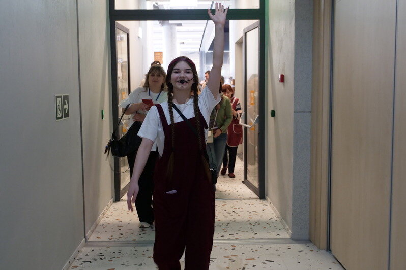 В Калининграде зрители спектакля на один вечер стали киноактёрами, критиками, акробатами и путешественниками во времени - Новости Калининграда | Фото: пресс-служба филиала Российского государственного института сценических искусств в Калининграде