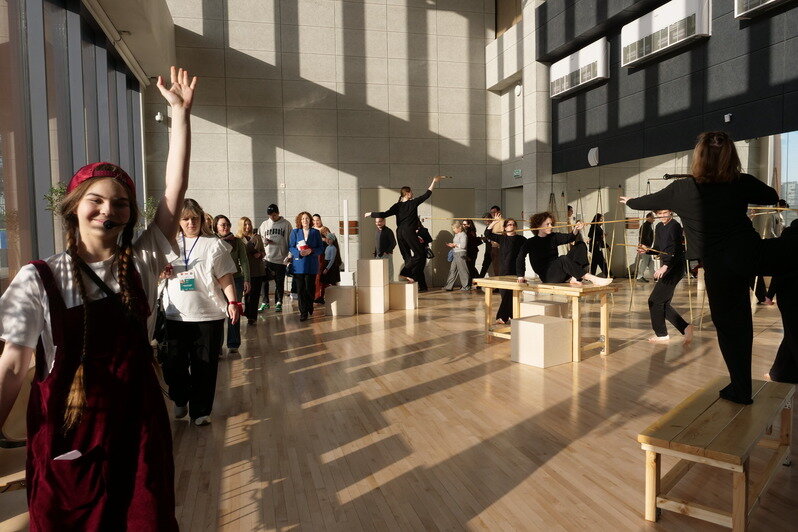 В Калининграде зрители спектакля на один вечер стали киноактёрами, критиками, акробатами и путешественниками во времени - Новости Калининграда | Фото: пресс-служба филиала Российского государственного института сценических искусств в Калининграде