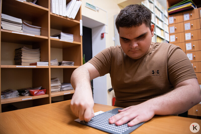 Открыть двери в мир заново: как в калининградской библиотеке учат незрячих верить в себя (фото) - Новости Калининграда | Фото: Александр Подгорчук / «Клопс»