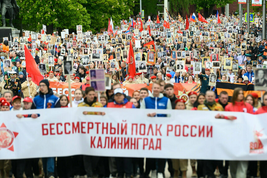В прошлом году на День Победы жители прошли в шествии, неся портреты своих близких, погибших в Великой Отечественной войне. | Фото: Александр Мелехов