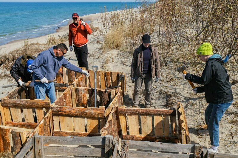 На Куршской косе укрепили уязвимый участок авандюны, по которому гости нацпарка любят прогуляться к морю (фото) - Новости Калининграда | Фото: канал национального парка «Куршская коса» / Телеграм