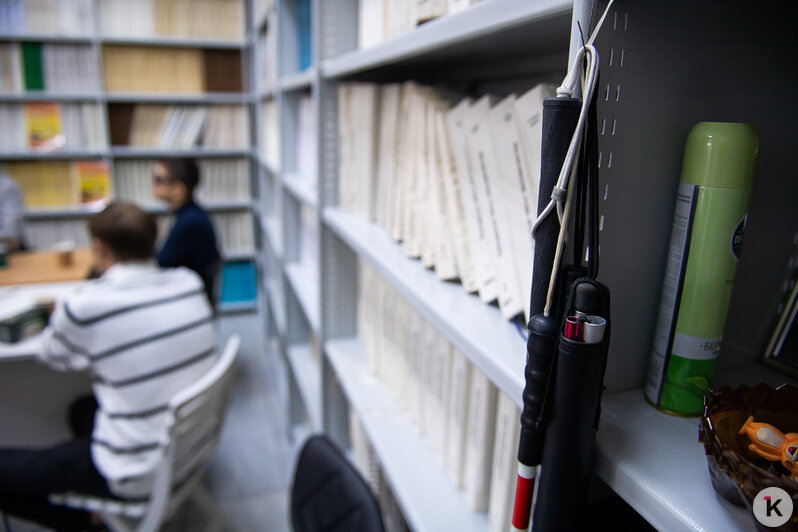 Открыть двери в мир заново: как в калининградской библиотеке учат незрячих верить в себя (фото) - Новости Калининграда | Фото: Александр Подгорчук / «Клопс»