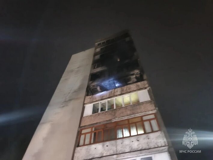 В Калининграде на Ефремова загорелась комната в высотке, из здания эвакуировали 48 человек (фото) - Новости Калининграда | Фото: канал управления МЧС России по Калининградской области / Макс