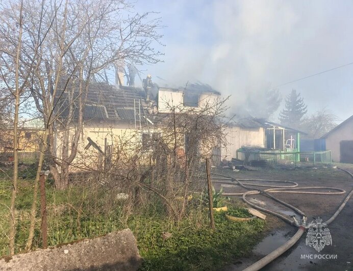 В Гвардейском округе сгорела крыша дома, в котором жили несколько семей (фото, видео)   - Новости Калининграда | Фото: пресс-служба ГУ МЧС по Калининградской области