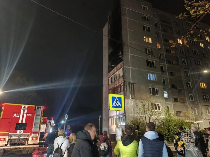 В Калининграде на Ефремова загорелась комната в высотке, из здания эвакуировали 48 человек (фото) - Новости Калининграда | Фото: канал управления МЧС России по Калининградской области / Макс