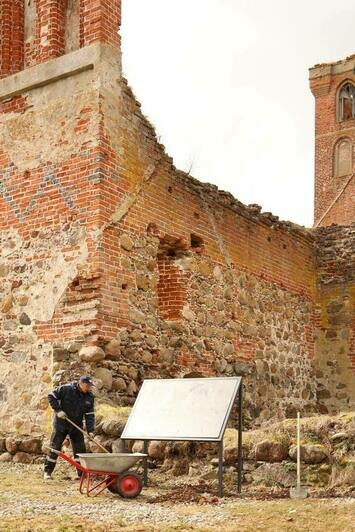 Убрали бурелом после зимних штормов: «Хранители руин» навели порядок на Бальге (фото)  - Новости Калининграда | Фото: «Хранители руин» 