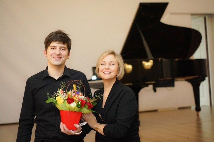 Ольга Семёнова и её сын, пианист Юлиан  Семёнов-Брайди, после концерта  | Фото: архив героя публикации